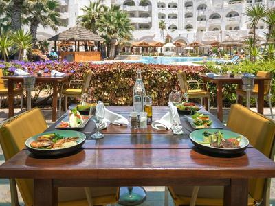 Elegantní jídelní stůl pro dva v hotelové venkovní restauraci.