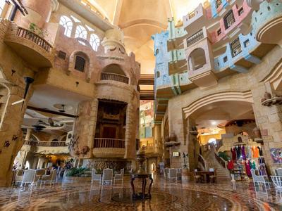 Světý interiér s obloukovými okny, stoly a židlemi v hotelu nebo na trhu.