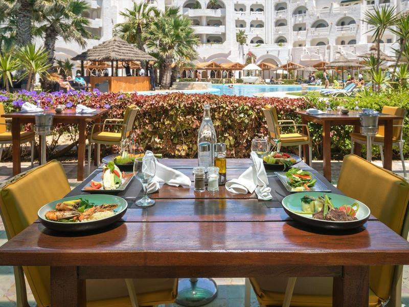 Elegantní jídelní stůl pro dva v hotelové venkovní restauraci.