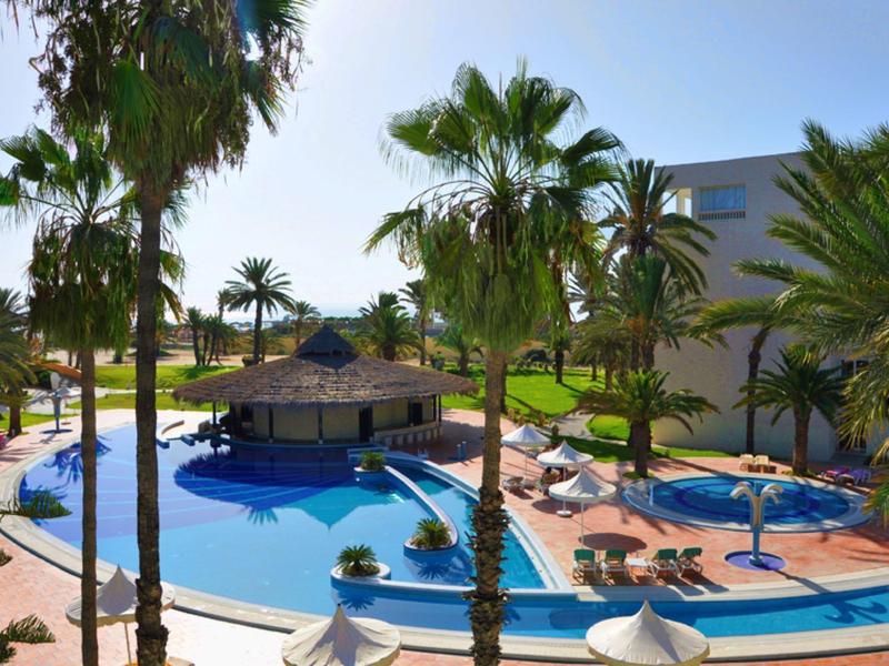 Großer Pool mit Schwimmbar, Palmen und Liegestühlen in sonniger Hotelanlage.
