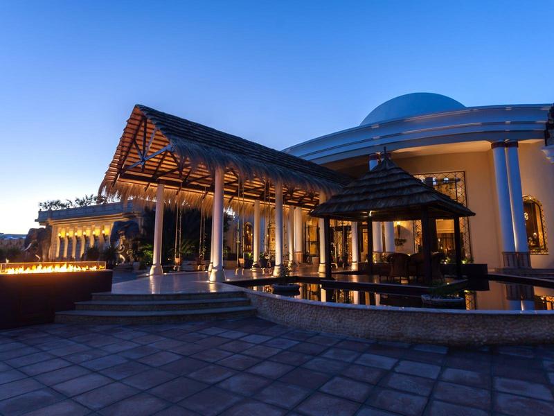 Luxusní hotelový vstup osvětlený za soumraku s moderním architektonickým designem.