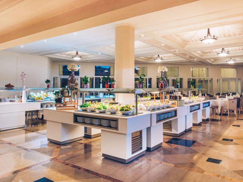 Großer moderner Buffetbereich mit vielfältigen Speisen, hellen Theken und gepflegtem Ambiente.