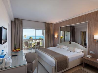 Modernes Hotelzimmer mit Doppelbett, Balkon und Meerblick