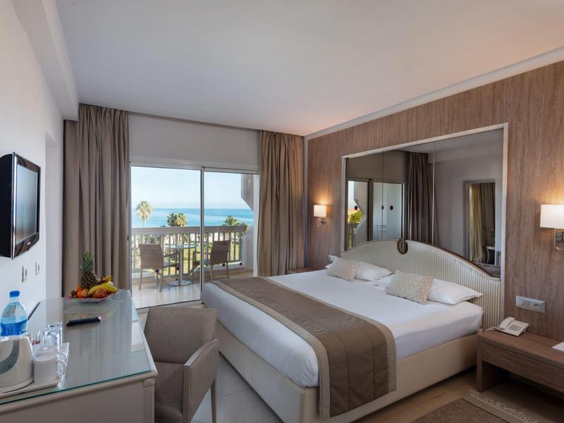 Modernes Hotelzimmer mit Doppelbett, Balkon und Meerblick