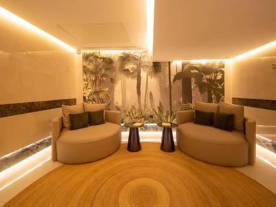 Gezellige, moderne lounge met ronde zitplaatsen, warme houttinten en zachte verlichting.