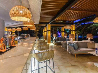 Luxe hotel lounge met moderne meubels en warme verlichting.