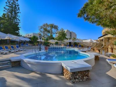 Freundlicher Poolbereich mit blauen Liegestühlen und Sonnenschirmen unter blauem Himmel.