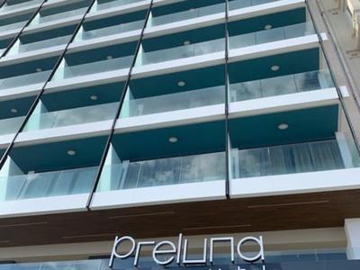 Moderner Hotelgebäudefassade mit Glasbalkonen und Logo "Preluna Hotel".
