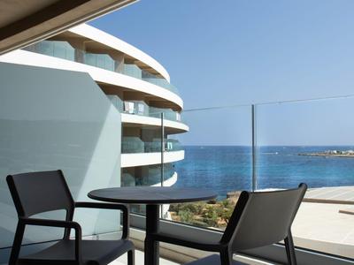 Balkontisch mit zwei Stühlen und Meerblick an einem sonnigen Tag