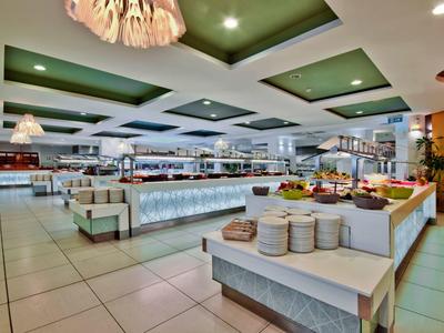 Helles Restaurant mit Selbstbedienungsbuffet und modernem Decken-Design.