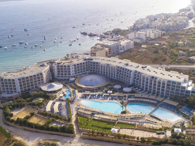 Großes Hotelresort mit mehreren Pools am Meer, umgeben von Natur und Strand.