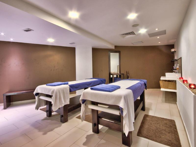 Modern eingerichteter Massageraum mit zwei Tischen und entspannter Atmosphäre.