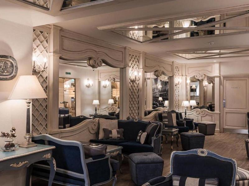 Elegancki salon z kanapami, fotelami i miękkim oświetleniem w hotelu.