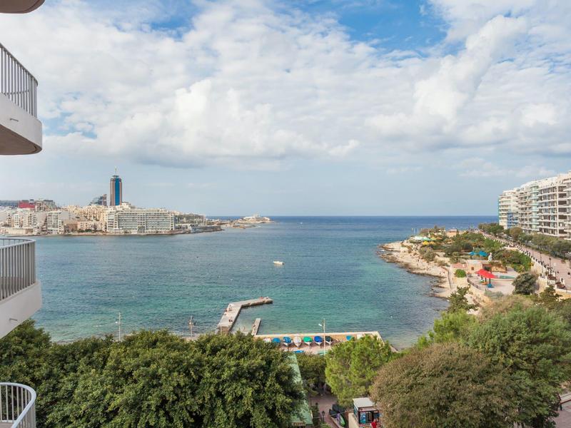 Vista sul mare con spiaggia, hotel e cielo nuvoloso