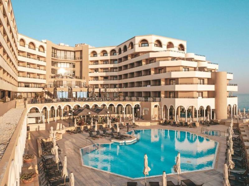 Velký vícepodlažní hotel s venkovním bazénem u moře