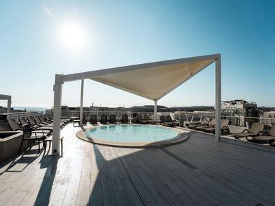 Dachterrasse mit swimmingpool und Sonnenbeschattung bei sonnigem Wetter.