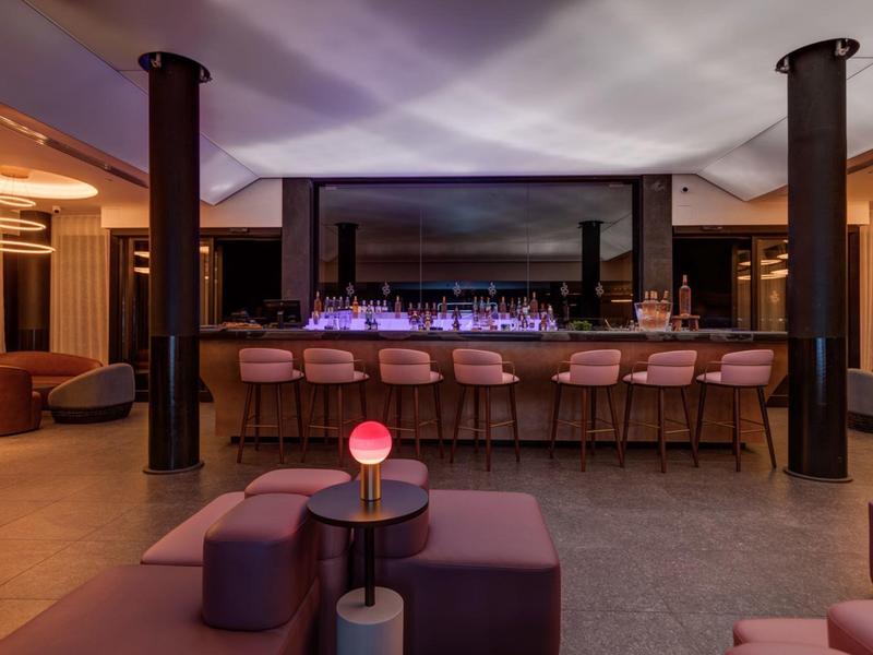 Elegante Hotelbar mit modernen Sitzgelegenheiten und stimmungsvoller Beleuchtung.