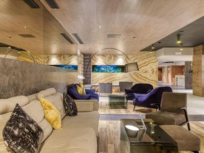 Moderne hotellobby met comfortabele zitplaatsen en stijlvolle inrichting.