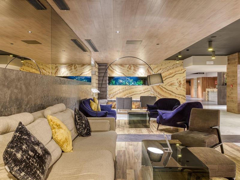 Moderne hotellobby met comfortabele zitplaatsen en stijlvolle inrichting.
