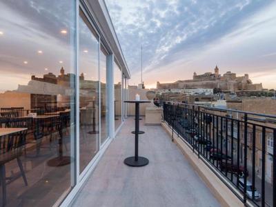 Balkon z widokiem na historyczną twierdzę o zachodzie słońca