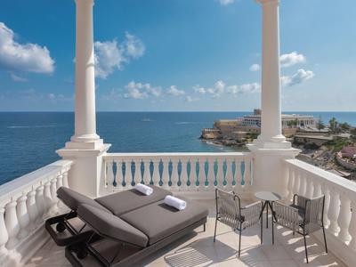 Terrazza con lettini e vista sul mare in una giornata di sole