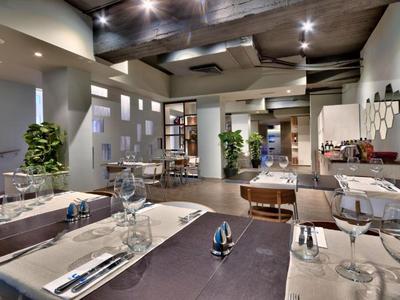 Modernes Restaurant mit elegant gedeckten Tischen und stilvoller Beleuchtung.