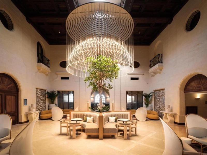 Luxusní hotelová lounge s moderním posezením a velkým lustrem