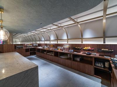 Área de desayuno moderna con buffet y diseño contemporáneo en un hotel.