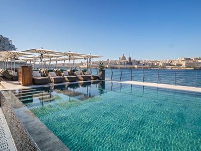 Infinity-Pool mit Blick auf Stadt und Meer bei klarem Wetter