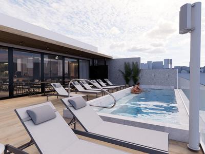 Terraza en la azotea moderna con piscina, tumbonas y vista a la ciudad a la luz del día.