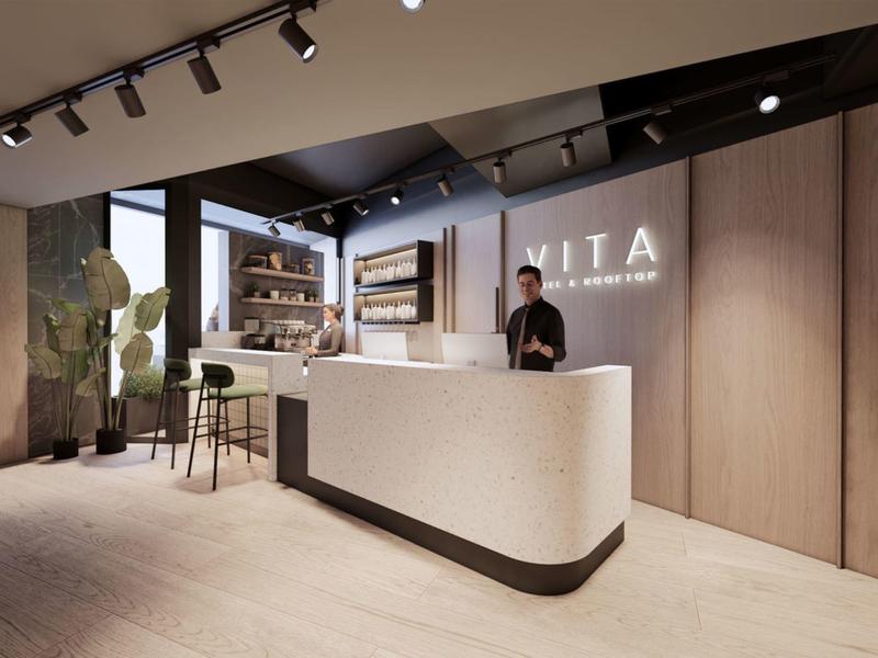 Recepción de hotel moderna con mostrador blanco elegante y revestimiento de madera oscura.