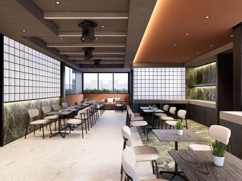 Restaurante moderno de hotel con mesas, sillas y ventanas panorámicas con vista a la ciudad.