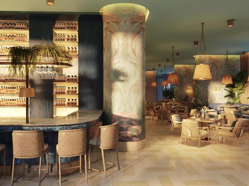 Elegantní bar s židličkami a světlým, moderním salónkem.