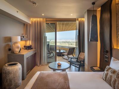 Camera d'hotel accogliente con terrazza e vista sul paesaggio.