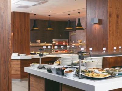 Moderne Hotel-Speisestätte mit Buffet und Holzverkleidung.