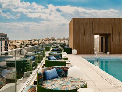 Dachterrasse mit Pool, Glasgeländer und Sitzgelegenheiten mit Ausblick auf die Stadt