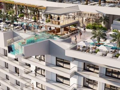 Luxuriöse Hoteldachterrasse mit Pool, Palmen und Liegen, umgeben von modernem Glasgeländer.