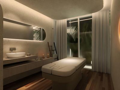 Modernes Spa-Zimmer mit Massageliege, indirekter Beleuchtung und großen Fenstern mit Gardinen.