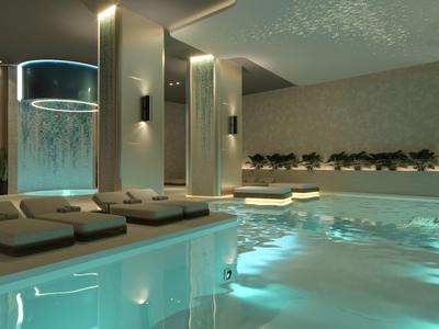 Moderner Spa-Bereich mit Schwimmbecken, Liegen und gedämpfter Beleuchtung in einem Hotel.