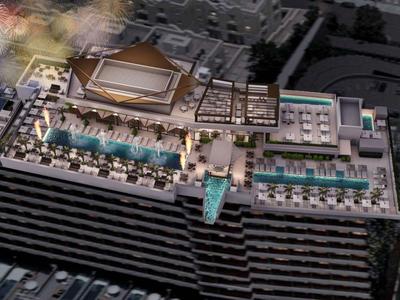 Luxushotel mit Pool und Sonnenterrassen auf einem mehrstöckigen Gebäude in urbaner Umgebung