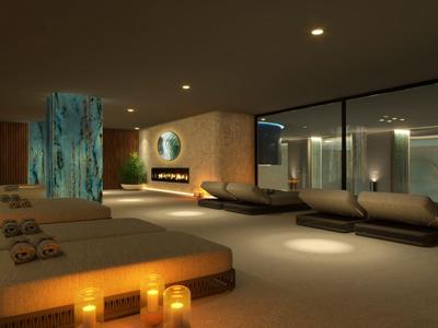 Moderner Spa-Bereich mit Liegen, Kerzenlicht und entspannter Atmosphäre in einem Hotel.