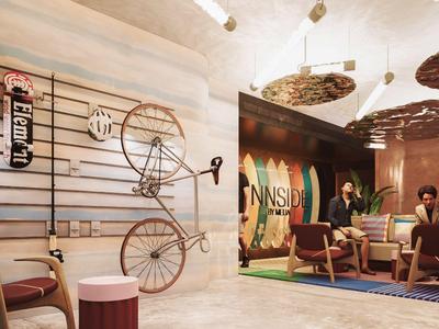 Ein stilvolles Hotellobby mit modernen Möbeln und rustikalen Designelementen aus Holz.