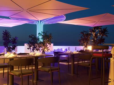 Moderne Hotelterrasse mit gedeckten Tischen und lila Beleuchtung bei Nacht.