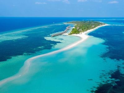 Luftaufnahme einer schmalen Insel mit weißem Sand und türkisfarbenem Wasser.