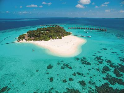 Kleine tropische Insel mit weißem Sandstrand, türkisblauem Wasser und Bewuchs, umgeben von Meer.