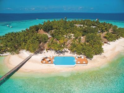 Kleine Insel mit weißem Sandstrand, klarem türkisfarbenem Wasser, grün bewachsenen Palmen und blauem Pool.