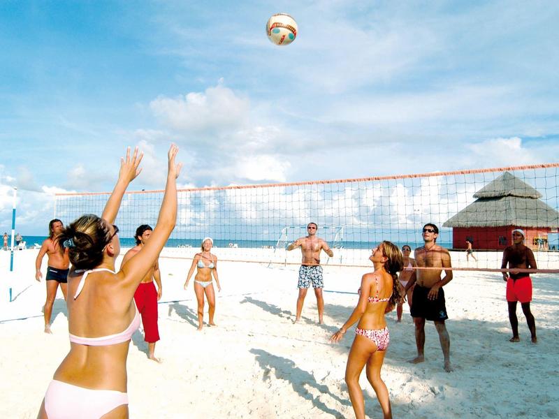 Moderner Badezimmerecke mit Glasdusche, schwarzer Theke, Waschbecken und Meerblick durch offene Tür.