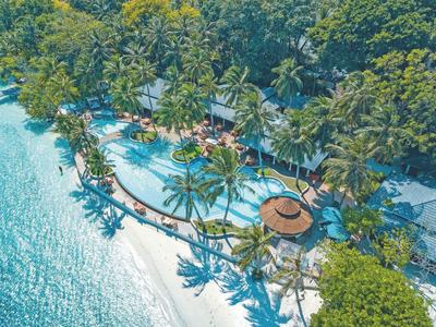 Traumhafte Tropeninsel mit Strand, Palmen, Pools und kleinen Gebäuden im grünen Wald.
