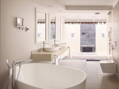 Helles Badezimmer mit freistehender ovaler Badewanne, Doppelwaschbecken und großer Fensterfront.