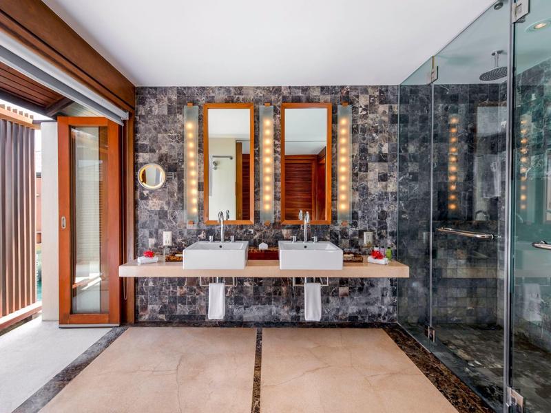 Modernes Badezimmer mit Doppelwaschbecken, zwei Spiegeln und großer Glasdusche.